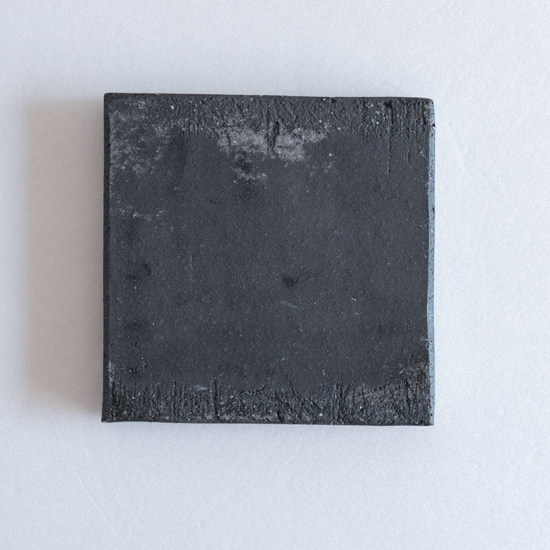 梶原妙子 粉打 黒 立縁正方皿 13.5cm