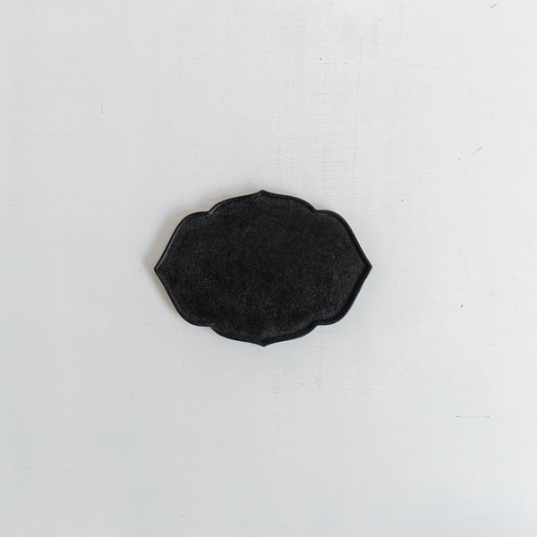 蝶野秀紀 輪花皿 葉 黒 豆