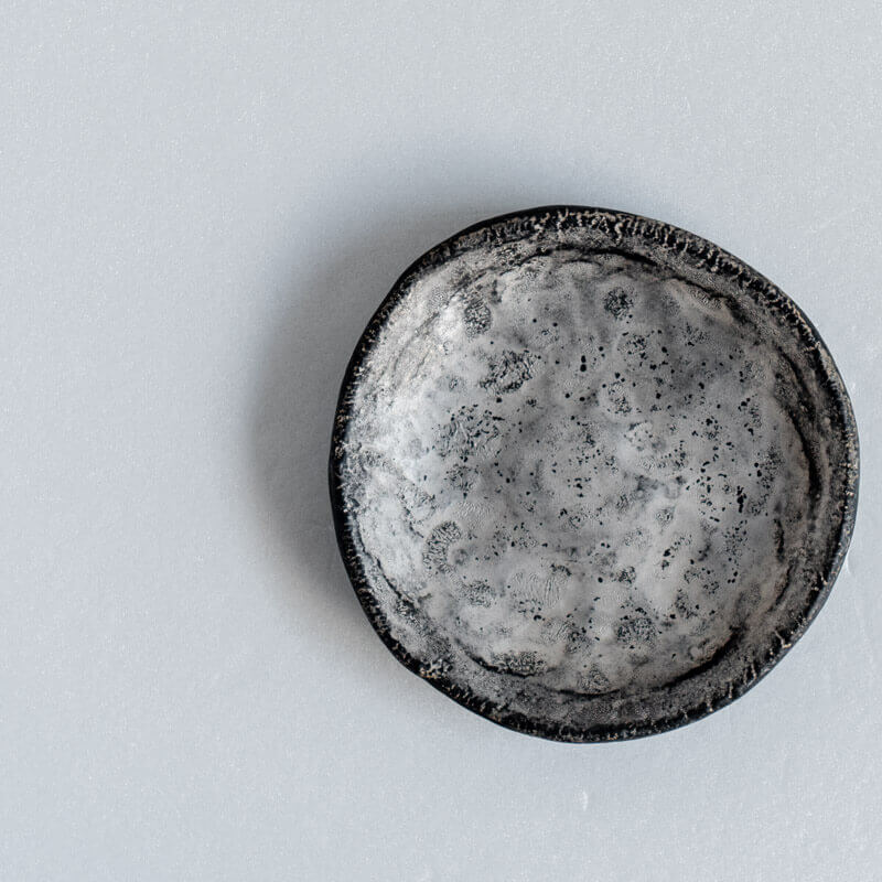 芳賀稔 黒銀 皿 11cm