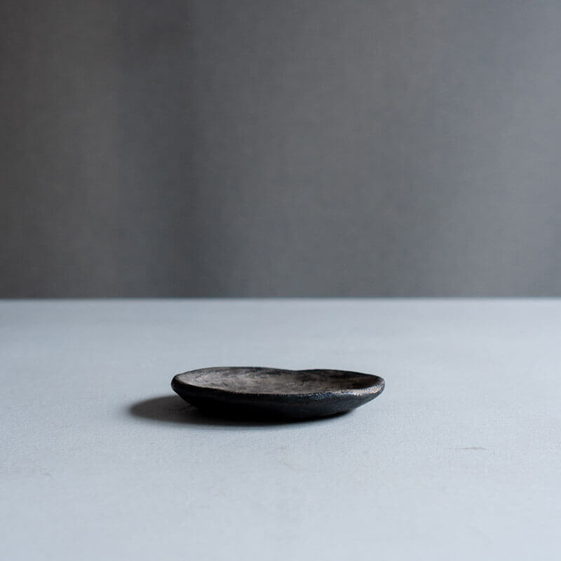 芳賀稔 黒銀 皿 11cm