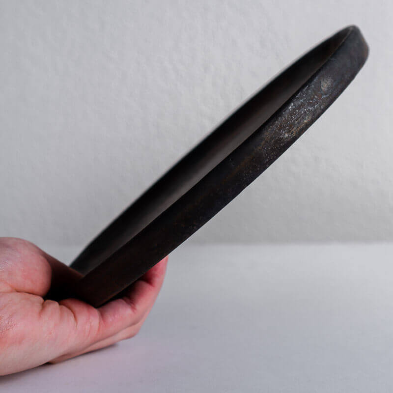 芳賀稔 埋め焼き 黒 切立プレート 25cm A