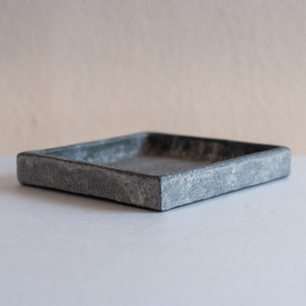 梶原妙子 粉打 黒 立縁正方皿 13.5cm
