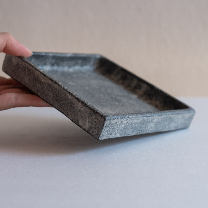 梶原妙子 粉打 黒 立縁正方皿 13.5cm