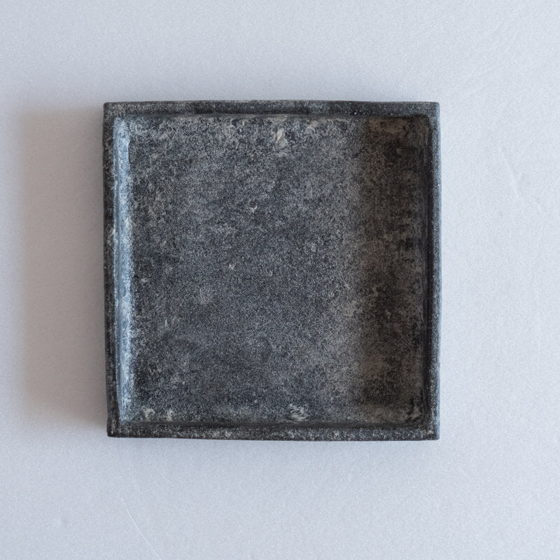 梶原妙子 粉打 黒 立縁正方皿 13.5cm