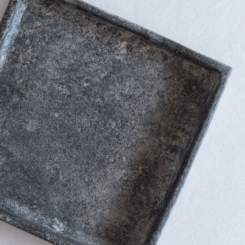 梶原妙子 粉打 黒 立縁正方皿 13.5cm
