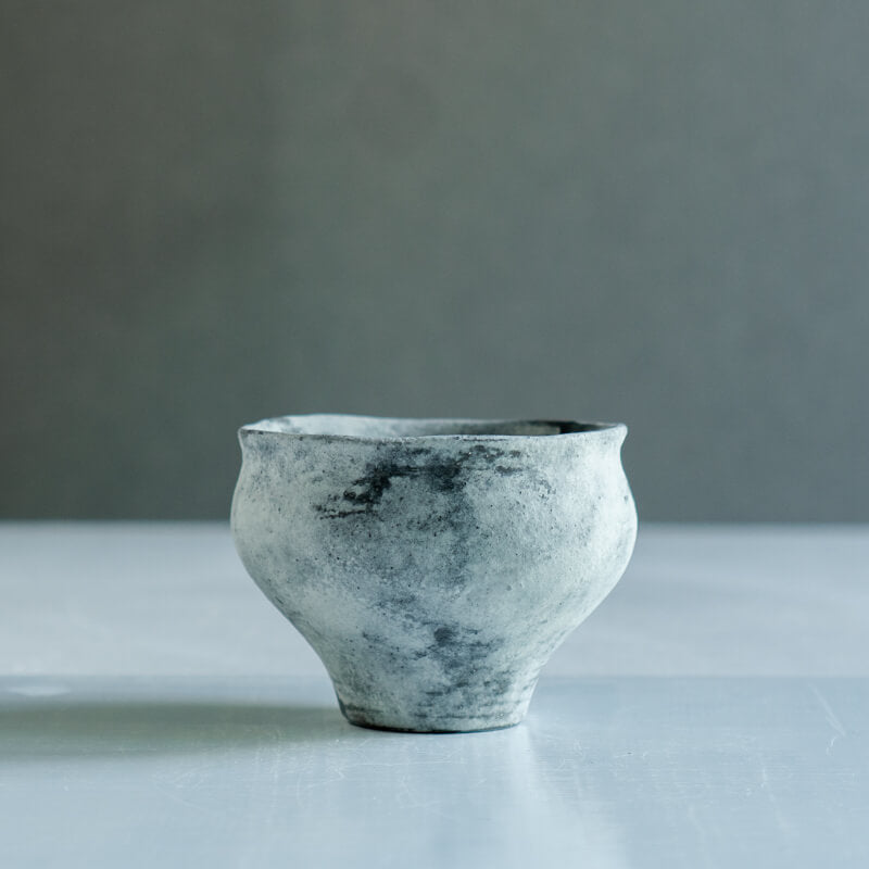 南江里子 手捏茶杯 B