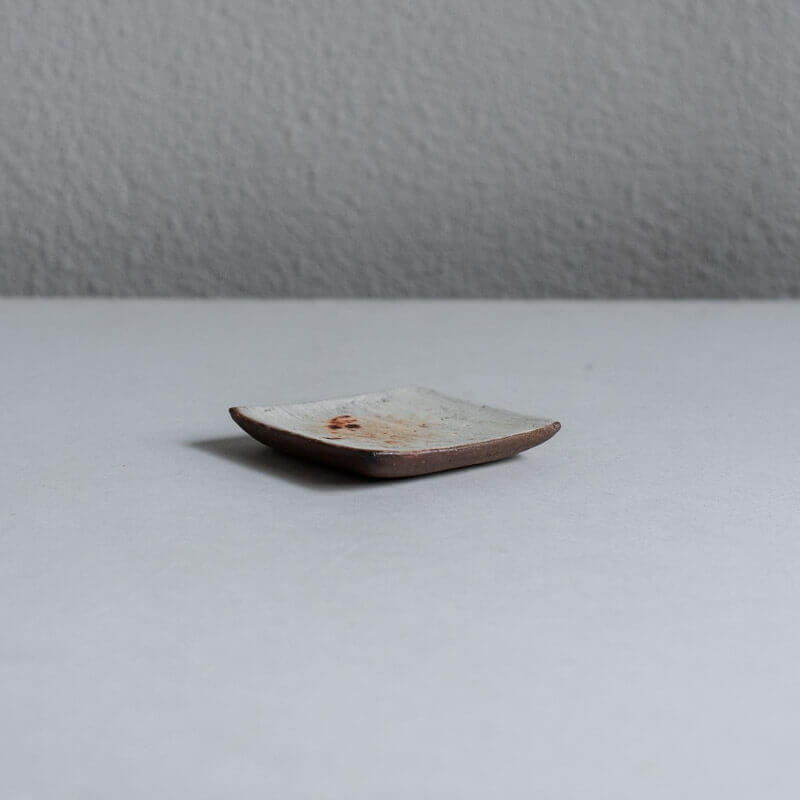 大橋睦 焼締粉引 小皿 角 A